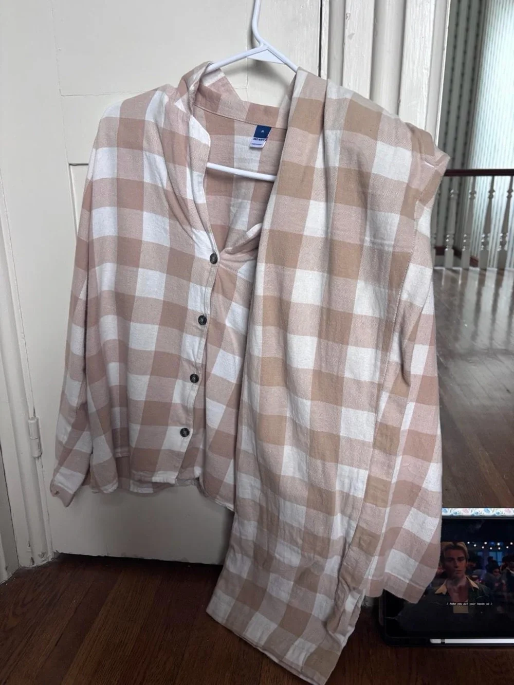 Women’s Old Navy Beige and White Buffalo Check Pajama Set